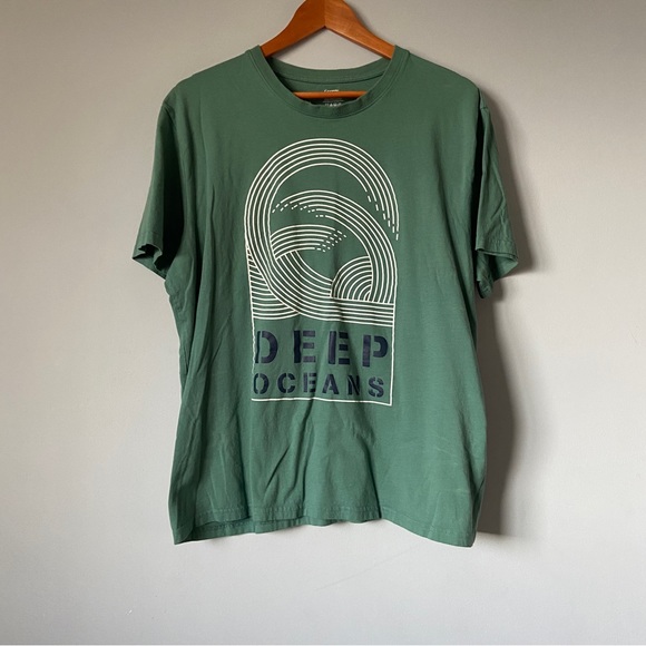 Graphic T-shirt - Picture 3 of 3